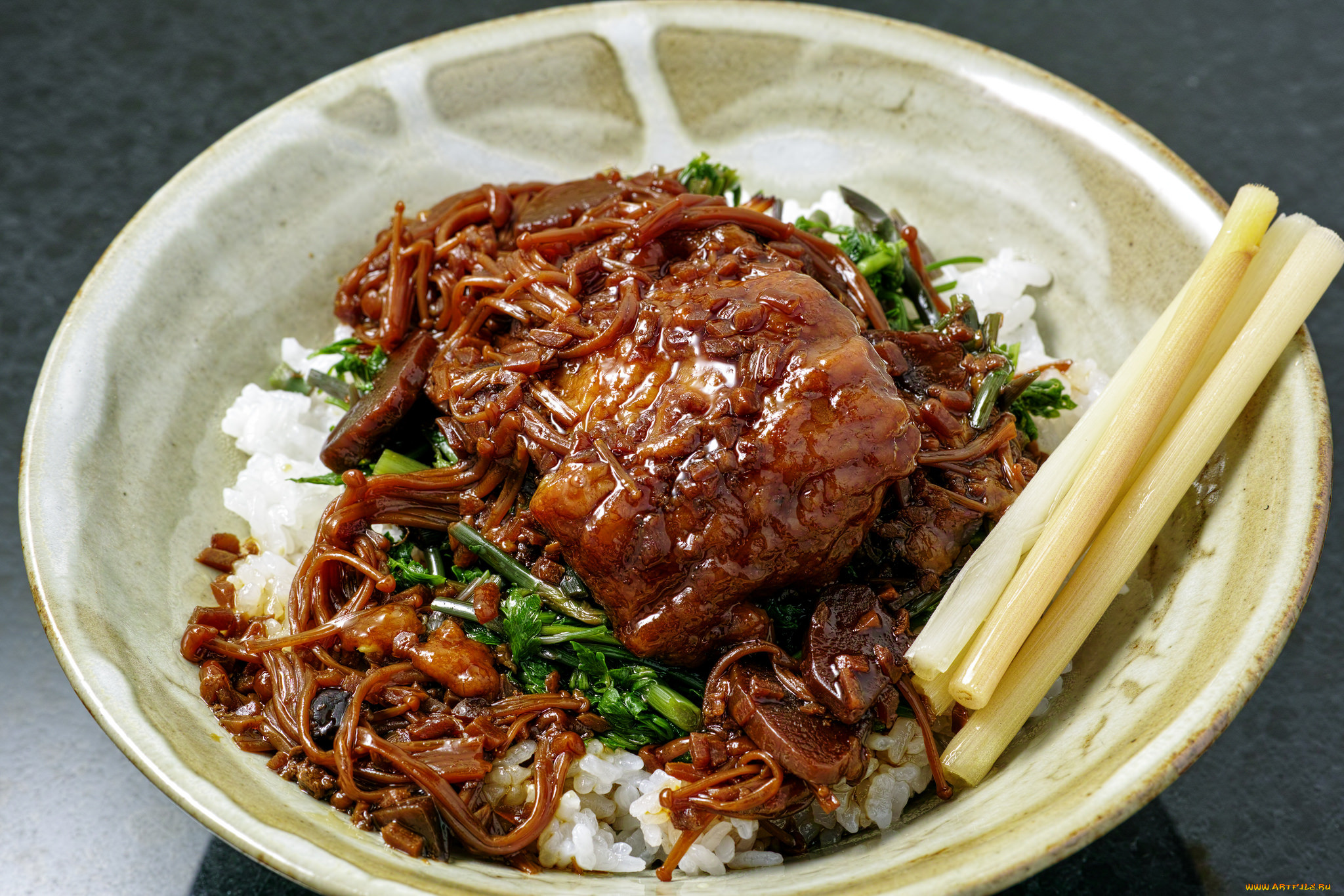 Meat rice. Мясо по китайски с рисом. Блюдо рис с мясом и овощами.